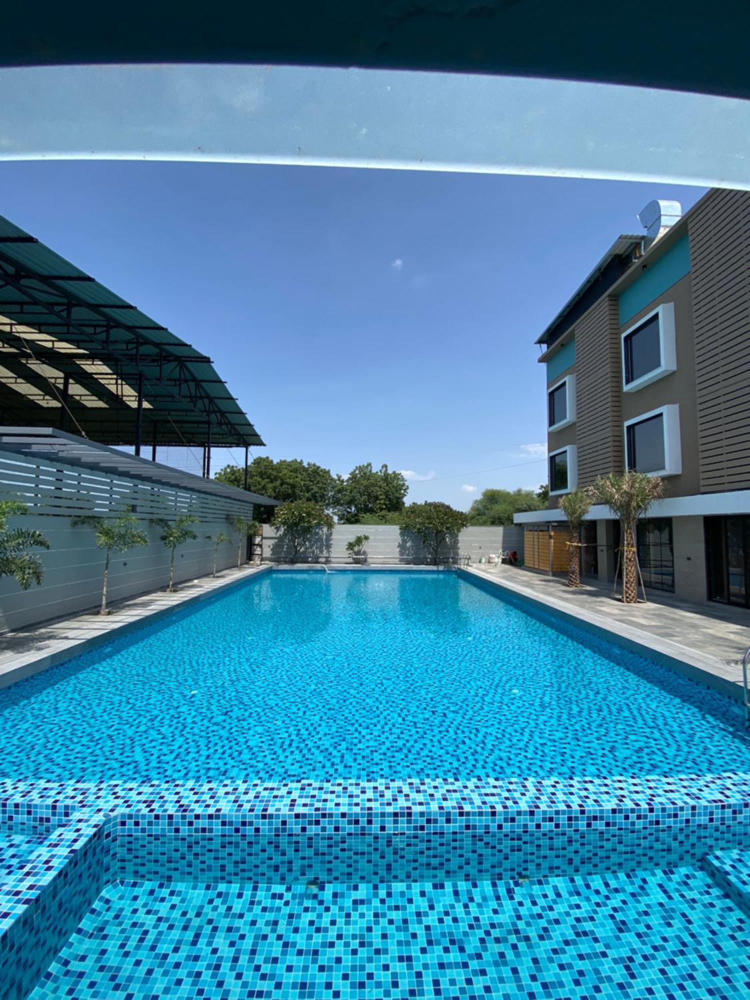 The Pavilion Park Resort Μαλεγκάον Εξωτερικό φωτογραφία