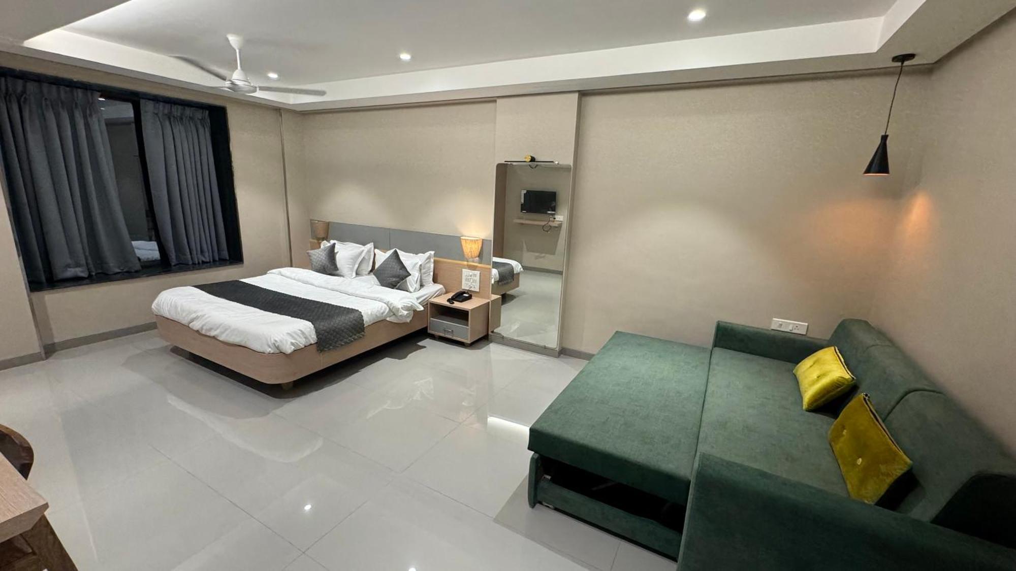 The Pavilion Park Resort Μαλεγκάον Εξωτερικό φωτογραφία