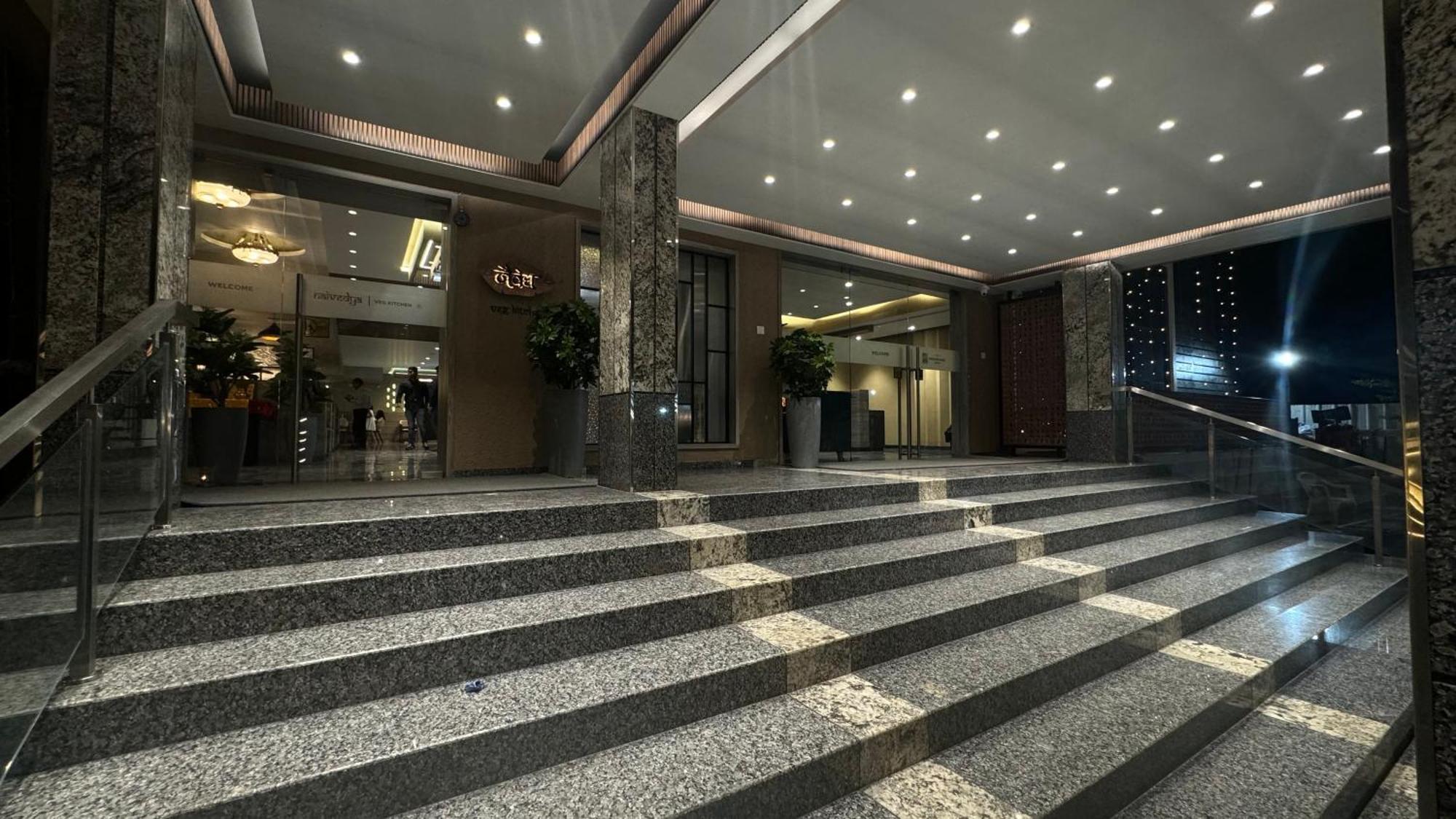 The Pavilion Park Resort Μαλεγκάον Εξωτερικό φωτογραφία