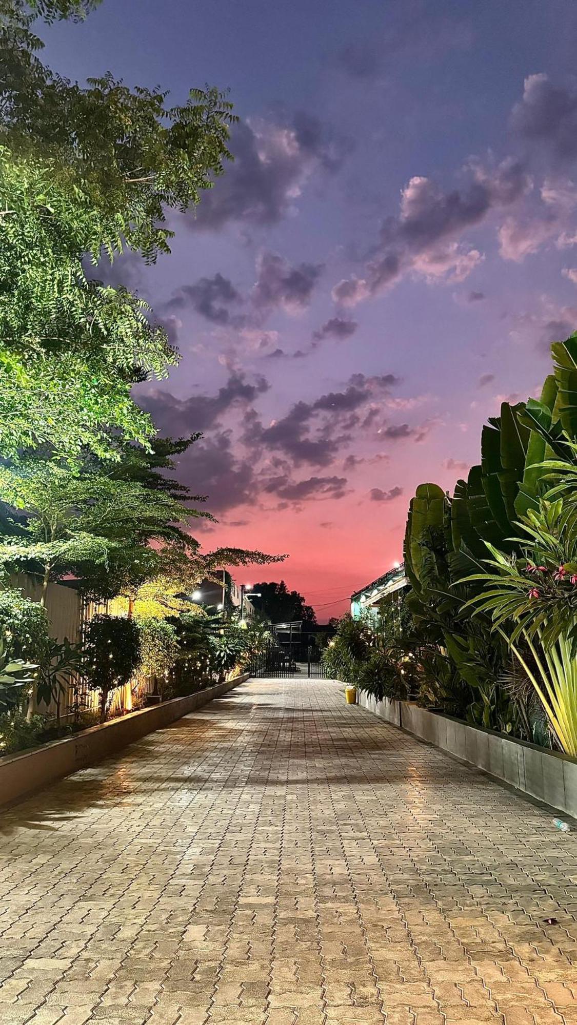The Pavilion Park Resort Μαλεγκάον Εξωτερικό φωτογραφία